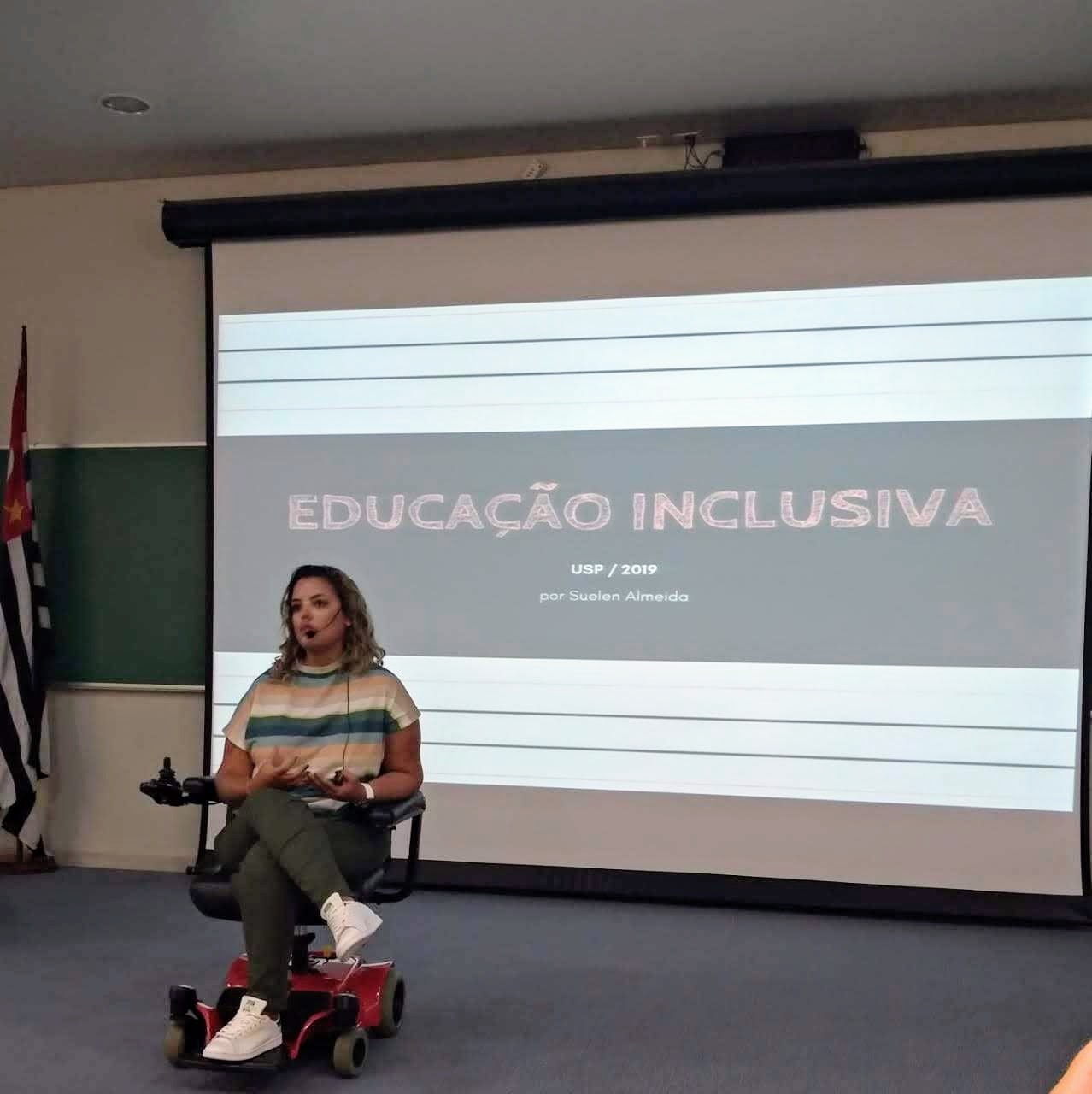 pessoas com deficiencia - mulher em cadeira de rodas palestra sobre educacao inclusiva