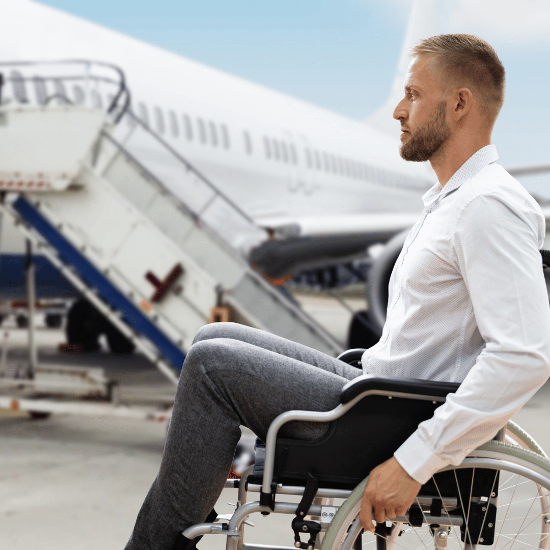 transporte acessível: homem em cadeira de rodas em destaque, ao fundo um avião