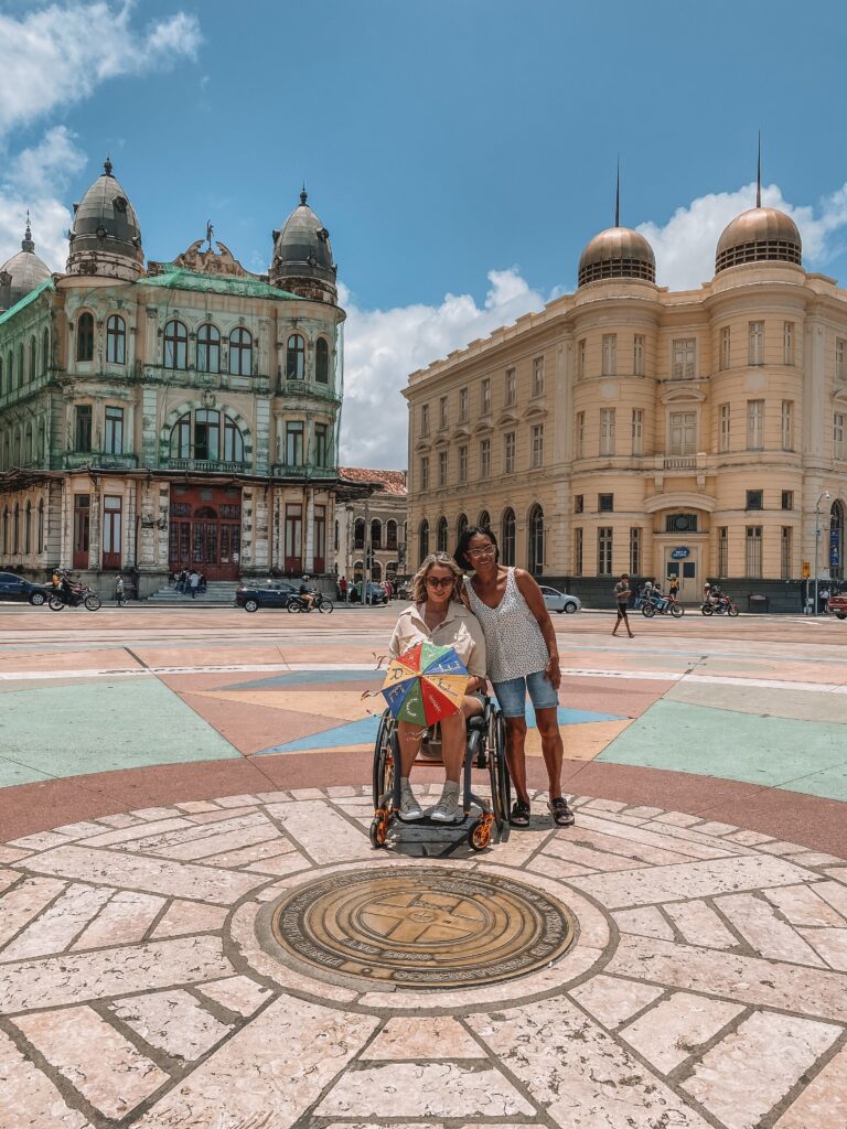 turismo acessivel em pernambuco - Su Almeida e sua mãe no Marco Zero - ponto turístico