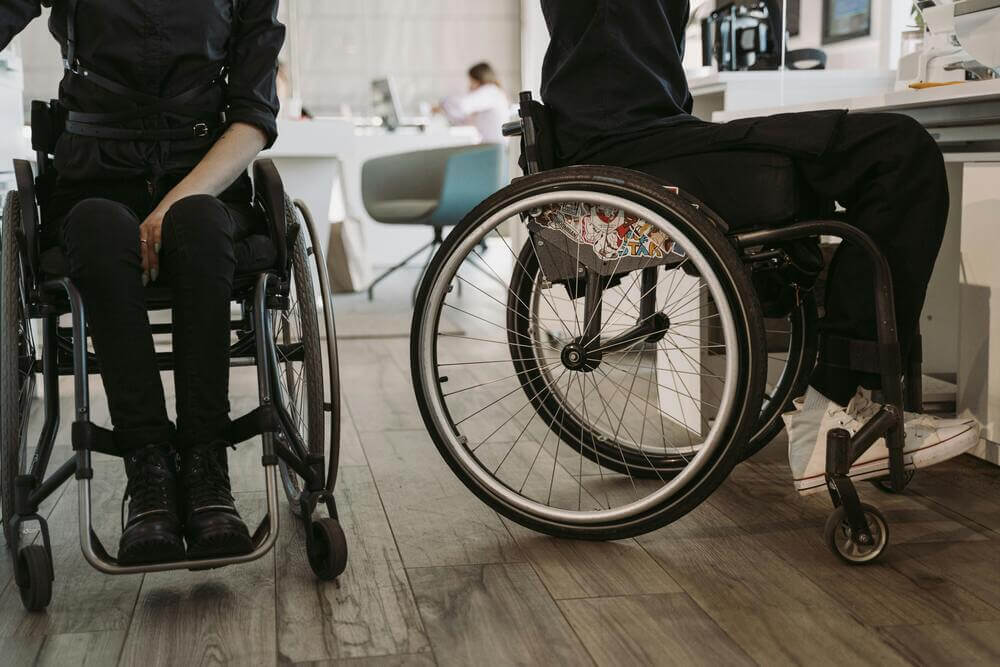 acessibilidade para cadeirantes - duas cadeiras de rodas em foco (parte de baixo, rodas).